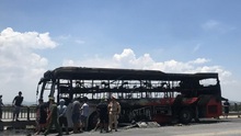Xe ô tô khách 40 chỗ bị cháy rụi trên đường tránh Huế