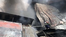 Hà Nội dập tắt vụ cháy tại cơ sở sản xuất chăn ga, gối đệm ở Thường Tín