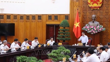 Thủ tướng Phạm Minh Chính: Khẩn trương xử lý tình trạng thiếu thuốc, vật tư y tế và nhân lực y tế nghỉ việc