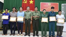 Khen thưởng đột xuất 6 người dân dũng cảm cứu nhóm người Việt Nam trốn khỏi sòng bạc ở Campuchia