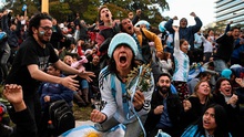 Bên lề World Cup: Cổ động viên ăn mừng chiến thắng của Argentina tại Buenos Aires