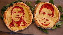 Bên lề World Cup: Ronaldo - Suarez 'đọ sức' trên bánh Pizza