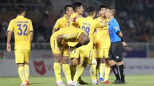 VIDEO: Trọng tài 'cướp' penalty của Nam Định bị treo còi 3 trận