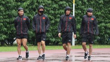 Nhật ký AFF Cup ngày 2/12: Tuyển Việt Nam đội mưa tập luyện tại Singapore