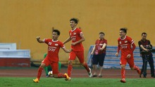 Đội của sao U23 Việt Nam lên đầu bảng