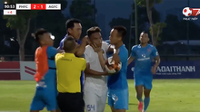 HLV bóp cổ cầu thủ và báo động sự xấu xí ở sân cỏ Việt