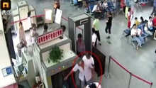 Rụng rời phát hiện người Trung Quốc mang 2 cánh tay người trong hành lý máy bay