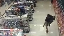 Video chấn động: Cảnh sát vừa bế con vừa đấu súng tiêu diệt 2 tên cướp trong cửa hàng