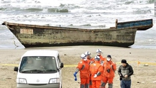 ‘Tàu ma’ Triều Tiên chở đầy hài cốt dạt vào bờ biển Nhật Bản