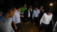Thủ tướng Nguyễn Xuân Phúc đến phố cổ Hội An lội nước thăm hỏi người dân sau bão số 12