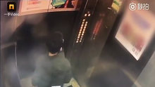 XEM VIDEO: Thiếu niên mắc kẹt trong thang máy sau khi tè bậy vào bảng điều khiển