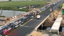 Ùn ùn về lại Thủ đô: Cao tốc Pháp Vân tắc dài hàng km, bến xe đông như nêm