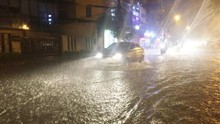 Mưa lớn gây ngập nhiều tuyến đường ở Hà Nội