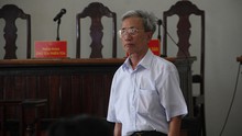 Tống đạt quyết định thi hành án 3 năm tù đối với ông Nguyễn Khắc Thủy về tội dâm ô đối với trẻ em