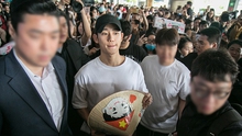 Jung Hae In đội nón lá, hạnh phúc trong vòng vây fan Việt
