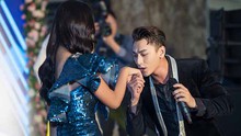 Isaac bất ngờ hôn tay Hoa hậu Trần Tiểu Vy tại sự kiện