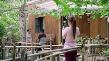 VIDEO 'Gạo nếp gạo tẻ' tập 101: Trinh đưa mẹ chồng lên mạng 'cứu' cơ nghiệp bún đậu gia truyền