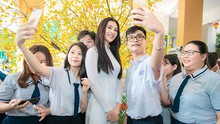 Hoa hậu Trần Tiểu Vy được fan vây kín khi về thăm trường cấp 3