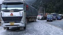 Mặt đường đóng băng gây nguy hiểm cho phương tiện tham gia giao thông