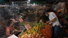 Chùm ảnh: Đêm ở chợ đầu mối Hà Nội mở lại mùa Covid