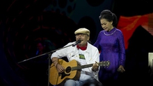 Nhạc sĩ Trần Tiến bất ngờ đệm guitar và hát cùng Khánh Ly