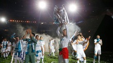 Tưng bừng tiệc mừng công của Real Madrid ở Bernabeu, CĐV hô vang đòi Ronaldo ở lại