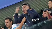 Diego Maradona gây phẫn nộ vì giơ 'ngón tay thối' và chửi thề sau khi Rojo ghi bàn