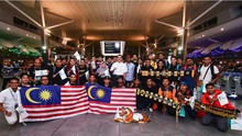 CĐV Malaysia cổ vũ ngay trên máy bay, sẵn sàng 'tiếp lửa' ở Mỹ Đình