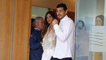 Thủ môn Casillas rạng rỡ xuất viện cùng vợ sau cơn nguy kịch