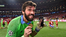 Xúc động: Alisson gọi điện cho vợ ngay trên sân sau khi vừa vô địch Champions League