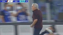 Mourinho chạy khắp sân ăn mừng khi Roma thắng phút bù giờ