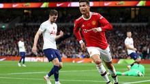 CĐV MU vỡ òa khi Ronaldo bắt volley tung lưới Tottenham