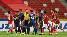 Cầu thủ Singapore chỉ thẳng tay vào mặt trọng tài sau những quyết định gây tranh cãi