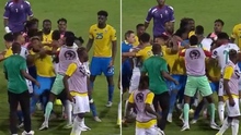 Tiền đạo Ghana đấm cầu thủ đối phương rồi trốn trọng tài