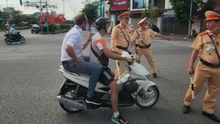 HLV U23 Thái Lan đi xe ôm tới sân Thiên Trường, không đội mũ bảo hiểm, bị cảnh sát dừng xe
