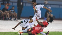 Chết cười tình huống Ronaldo của U23 Indonesia một đòn đốn ngã 2 cầu thủ đối phương