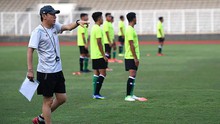 Sắp gặp U19 Việt Nam, HLV Shin Tea Yong la hét khản cổ vì cầu thủ Indonesia quá kém