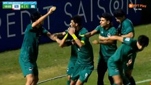 VIDEO CĐV Uzbekistan ném vật thể lạ, cầu thủ U23 Iraq phải bỏ chạy