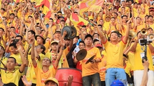 CĐV Nam Định quay lưng, phản đối trưởng ban trọng tài VFF