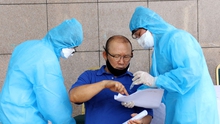 Bóng đá Việt Nam hôm nay: Tuyển Việt Nam tiếp tục tiêm vắc xin ngừa COVID-19