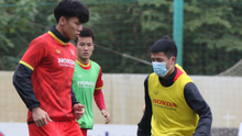 Bóng đá Việt Nam hôm nay: Tiến Dũng đeo khẩu trang tập luyện