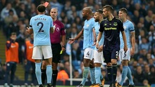 Trọng tài bắt trận Man City - Everton bị chỉ trích nặng nề vì hai chiếc thẻ đỏ 'khó hiểu'