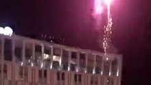 Fan Liverpool đốt pháo sáng ở khách sạn Barca lúc 4h sáng nhằm khiến Messi mất ngủ