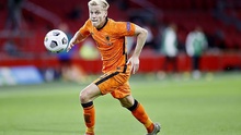 Van de Beek bị Jorginho 'bỏ túi' vẫn được CĐV Ajax tiễn biệt đầy cảm xúc