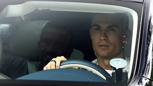 Ronaldo lái siêu xe trở lại MU, họp bàn tương lai với Sir Alex