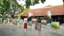 Tặng 108 bức tranh sen cho cộng đồng trong dịp Phật đản