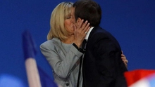 Tân Tổng thống Pháp Macron hôn vợ đắm đuối trong thời khắc công bố chiến thắng