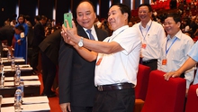Thủ tướng Nguyễn Xuân Phúc vui vẻ 'selfie' với doanh nhân