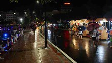Người Hà Nội đội mưa dạo phố đi bộ Trịnh Công Sơn