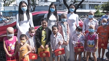 Hoa hậu Tiểu Vy, Á hậu Phương Nga và Thúy An tặng quà trung thu các bệnh nhi